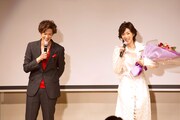 「眠れない夜にあなたのそばにいたい」発売記念ミニライブ&握手会より。左から新納慎也、真琴つばさ。