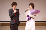「眠れない夜にあなたのそばにいたい」発売記念ミニライブ&握手会より。左から新納慎也、真琴つばさ。