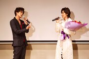 「眠れない夜にあなたのそばにいたい」発売記念ミニライブ&握手会より。左から新納慎也、真琴つばさ。