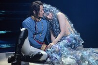 It's SHOWTA-im! vol.2「スマイルマーメイド ～The Smile Mermaid～」より、左から荒木宏文演じるケント、蒼井翔太演じるマリナ。