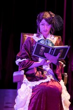 足立英昭演じる佳子夫人。（撮影：金山フヒト）