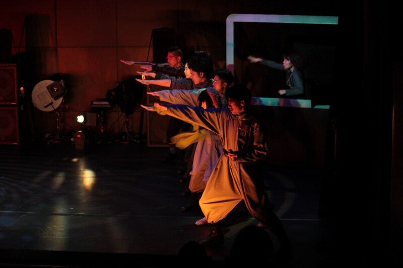 5・6月に上演された、クロムモリブデン「翼とクチバシもください」より。