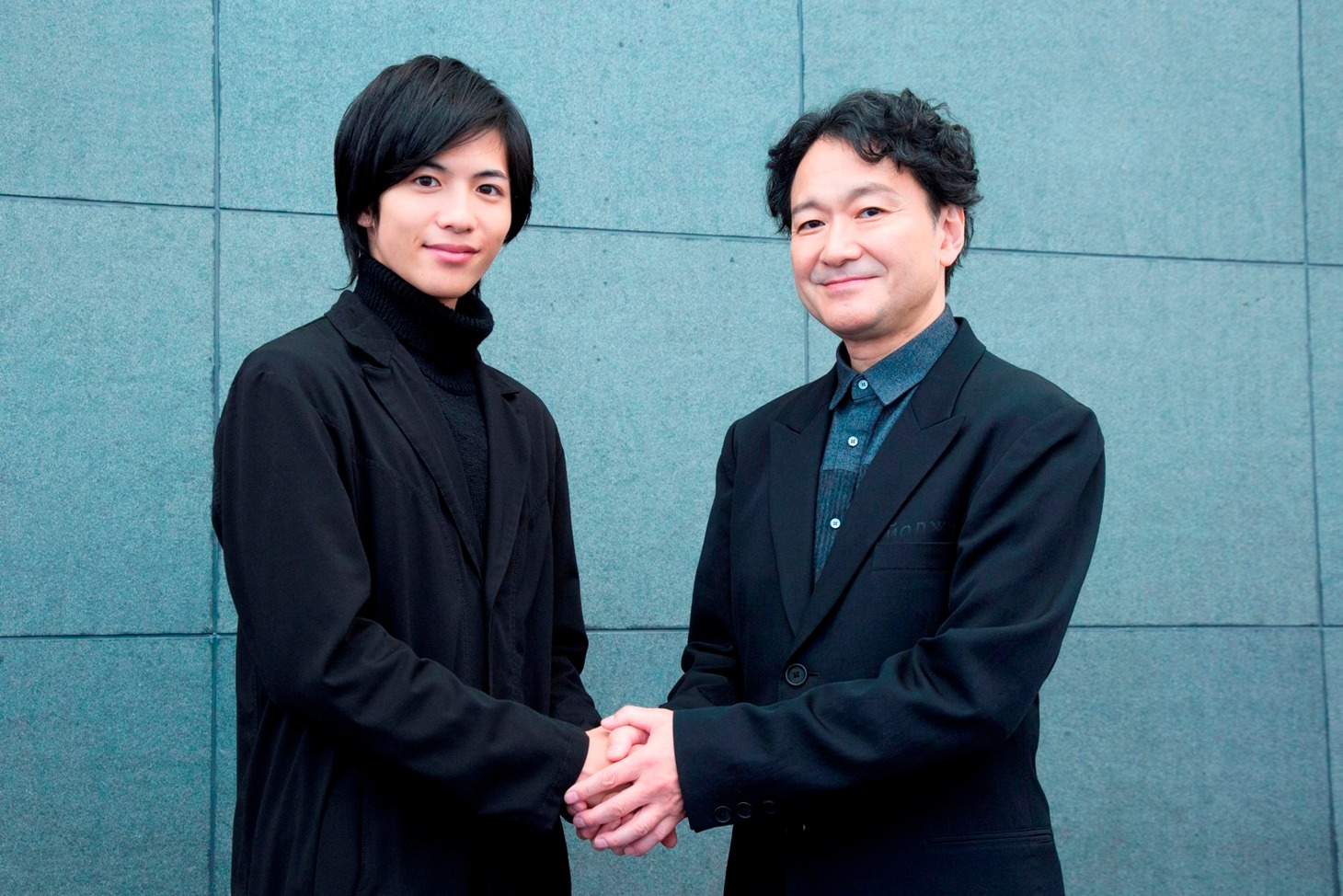 左から志尊淳、白井晃。