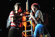 ミュージカル「わたしは真悟」公開ゲネプロより。左から門脇麦演じる近藤悟、高畑充希演じる山本真鈴。