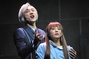 左から小関裕太演じるロビン、高畑充希演じる山本真鈴。