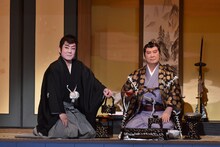新橋演舞場12月公演「舟木一夫特別公演」第1部の「『華の天保六花撰』どうせ散るなら」より、左から舟木一夫演じる金子市之丞、里見浩太朗演じる中野石翁。