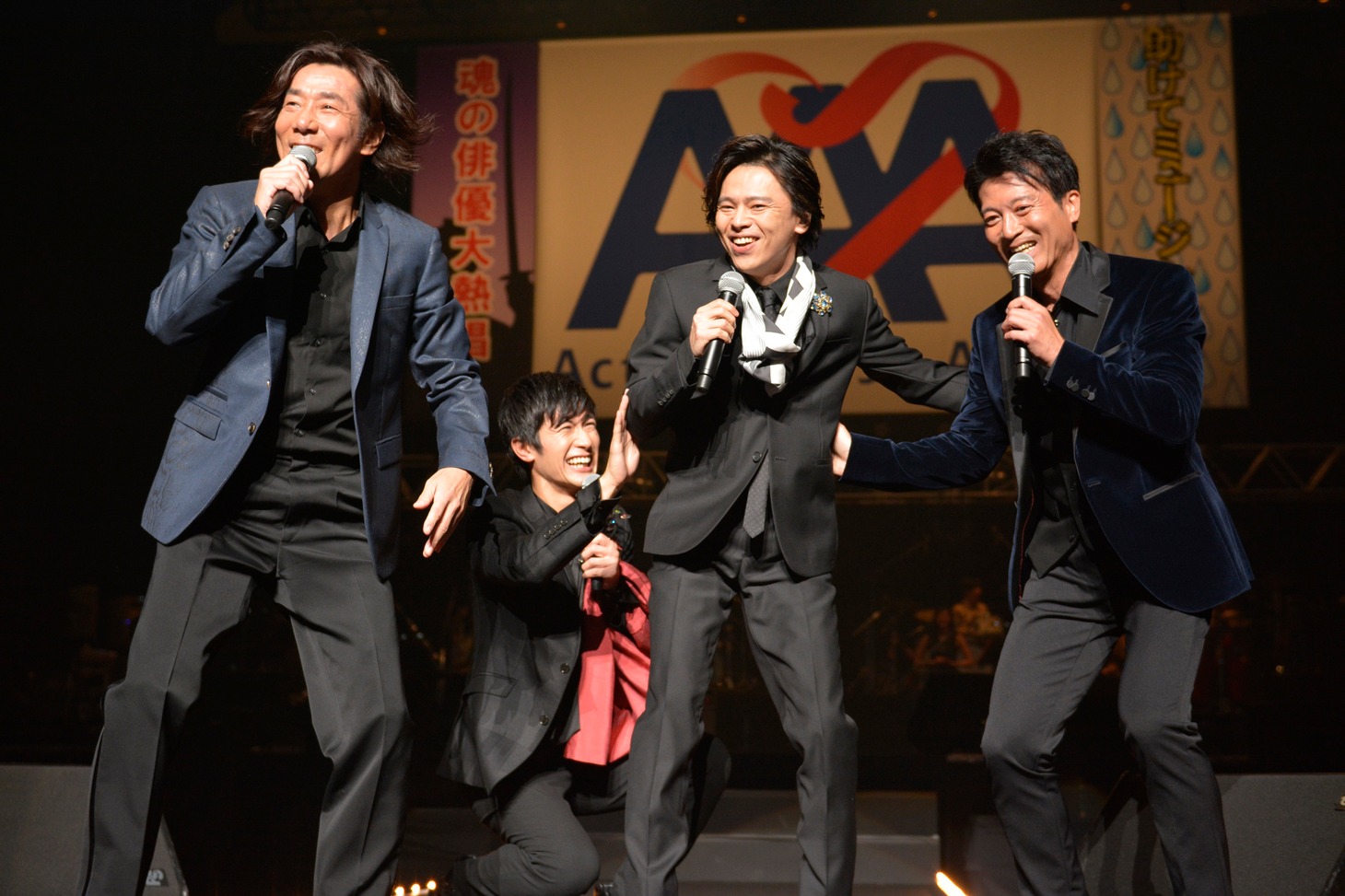 「Act Against AIDS 2016『THE VARIETY 24』～魂の俳優大熱唱！助けてミュージシャン！～」より、左から岸谷五朗、三浦春馬、中川晃教、寺脇康文。