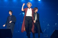 「Act Against AIDS 2016『THE VARIETY 24』～魂の俳優大熱唱！助けてミュージシャン！～」より、左から水田航生、柚希礼音、植原卓也。