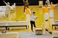 出演者を鼓舞するノゾエ征爾。