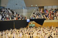「1万人のゴールド・シアター2016『金色交響曲～わたしのゆめ・きみのゆめ～』」衣装付き通し稽古より。