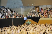 「1万人のゴールド・シアター2016『金色交響曲~わたしのゆめ・きみのゆめ~』」衣装付き通し稽古より。