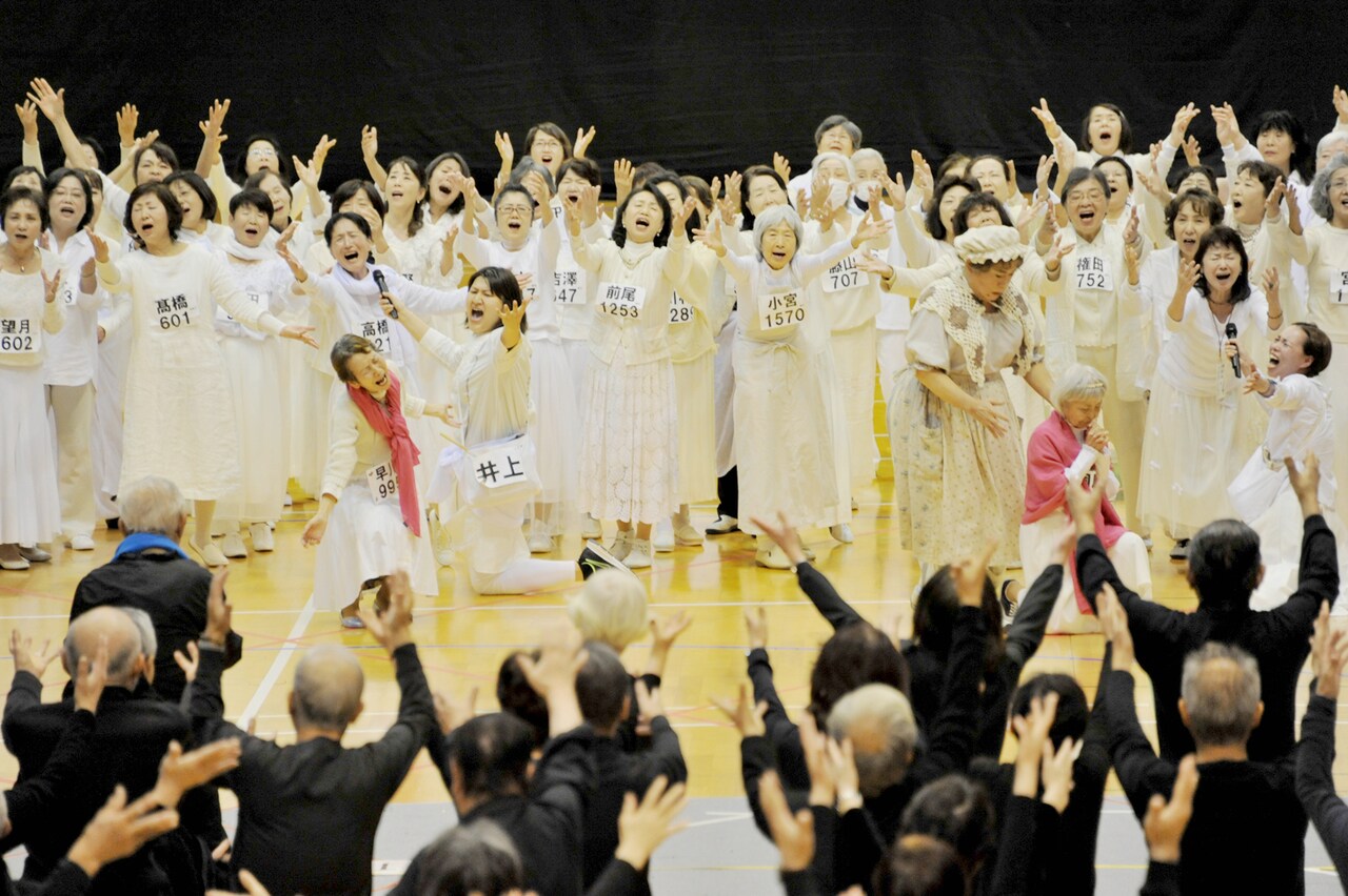 「1万人のゴールド・シアター2016『金色交響曲～わたしのゆめ・きみのゆめ～』」衣装付き通し稽古より。