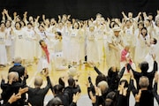 「1万人のゴールド・シアター2016『金色交響曲~わたしのゆめ・きみのゆめ~』」衣装付き通し稽古より。