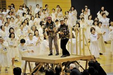 開幕を宣言するこまどり姉妹。