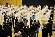 「1万人のゴールド・シアター2016『金色交響曲~わたしのゆめ・きみのゆめ~』」衣装付き通し稽古より。