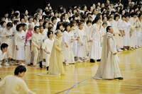 「1万人のゴールド・シアター2016『金色交響曲～わたしのゆめ・きみのゆめ～』」衣装付き通し稽古より。