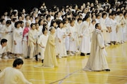 「1万人のゴールド・シアター2016『金色交響曲~わたしのゆめ・きみのゆめ~』」衣装付き通し稽古より。