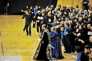 「1万人のゴールド・シアター2016『金色交響曲~わたしのゆめ・きみのゆめ~』」衣装付き通し稽古より。