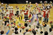 「1万人のゴールド・シアター2016『金色交響曲~わたしのゆめ・きみのゆめ~』」衣装付き通し稽古より。