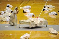 「1万人のゴールド・シアター2016『金色交響曲～わたしのゆめ・きみのゆめ～』」衣装付き通し稽古より。