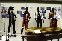 「あんさんぶるスターズ！オン・ステージ」の衣装と朔間零の棺桶。