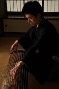 琴演奏家の日吉章吾。