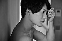 「崎山つばさファースト写真集 YOKU」（徳間書店）より。