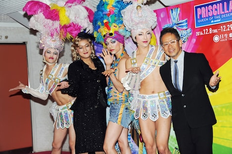 ミュージカル「プリシラ」囲み取材より、左からアダム役の古屋敬多、バーナデット役の陣内孝則、ティック役の山崎育三郎、アダム役のユナク、演出の宮本亜門。