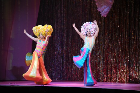 ミュージカル「プリシラ」ゲネプロより、左から山崎育三郎演じるティック、ユナク演じるアダム。