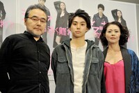 シアターコクーン・オンレパートリー2016「シブヤから遠く離れて」プレスコールより。左から岩松了、村上虹郎、小泉今日子。