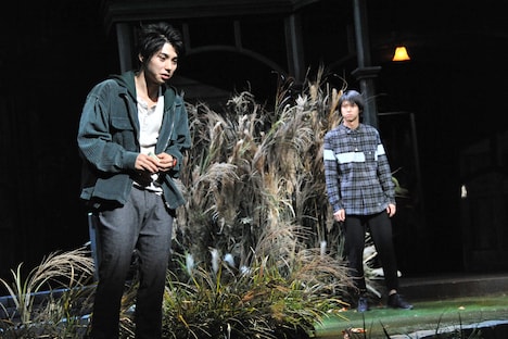 左から村上虹郎演じるナオヤ、鈴木勝大演じるケンイチ。