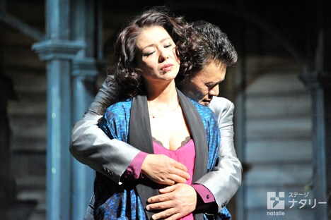 左から小泉今日子演じるマリー、橋本じゅん演じるアオヤギ。