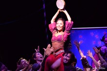 劇団四季 ミュージカル「ノートルダムの鐘」最終通し稽古より、中央は岡村美南演じるエスメラルダ。