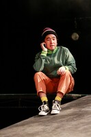 劇団プレステージ×ヨーロッパ企画「突風！道玄坂歌合戦」ゲネプロより、本多力演じるリッキー。