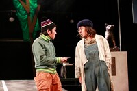 劇団プレステージ×ヨーロッパ企画「突風！道玄坂歌合戦」ゲネプロより、左から本多力演じるリッキー、角田貴志演じる高田。