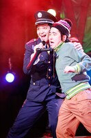 劇団プレステージ×ヨーロッパ企画「突風！道玄坂歌合戦」ゲネプロより、左から加藤潤一演じるミュージカルポリス、本多力演じるリッキー。