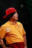 劇団プレステージ×ヨーロッパ企画「突風！道玄坂歌合戦」ゲネプロより、城築創演じるタモツ。