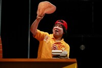 劇団プレステージ×ヨーロッパ企画「突風！道玄坂歌合戦」ゲネプロより、城築創演じるタモツ。