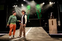 劇団プレステージ×ヨーロッパ企画「突風！道玄坂歌合戦」ゲネプロより、左から本多力演じるリッキー、今井隆文演じる今井。