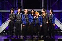 「Club SLAZY The Final invitation ～Garnet～」より、フォトセッションの様子。左から法月康平、井澤勇貴、加藤良輔、太田基裕、米原幸佑、藤田玲、倉貫匡弘。（撮影：鏡田伸幸）