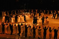 「1万人のゴールド・シアター2016『金色交響曲～わたしのゆめ・きみのゆめ～』」より。(c)宮川舞子