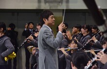 指揮に初挑戦した博多華丸。