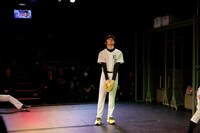 「Take me out」より、栗原類演じるシェーン・マンギット。（撮影：岡千里）