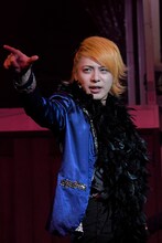 「Club SLAZY The Final invitation ～Garnet～」より、米原幸佑演じるCoolBeans。（撮影：鏡田伸幸、岩村美佳）