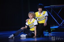 Live Performance Stage「チア男子!!」ゲネプロより、左から古田一紀演じる橋本一馬、本田礼生演じる坂東晴希。