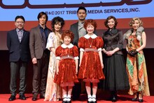 丸美屋食品ミュージカル「アニー」フォトセッションの様子。前列左から野村里桜、会百花、後列左から山田和也、青柳塁斗、マルシア、藤本隆宏、彩乃かなみ、山本紗也加。