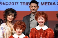 丸美屋食品ミュージカル「アニー」フォトセッションの様子。前列左から野村里桜、会百花、後列左からマルシア、藤本隆宏。