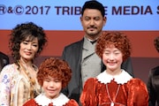 丸美屋食品ミュージカル「アニー」フォトセッションの様子。前列左から野村里桜、会百花、後列左からマルシア、藤本隆宏。
