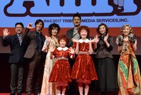 丸美屋食品ミュージカル「アニー」フォトセッションの様子。前列左から野村里桜、会百花、後列左から山田和也、青柳塁斗、マルシア、藤本隆宏、彩乃かなみ、山本紗也加。