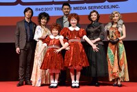 丸美屋食品ミュージカル「アニー」フォトセッションの様子。前列左から野村里桜、会百花、後列左から青柳塁斗、マルシア、藤本隆宏、彩乃かなみ、山本紗也加。